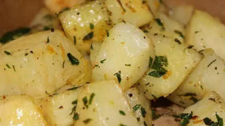 Mod de preparare pentru cartofi înăbuşiţi cu unt şi verdeţuri