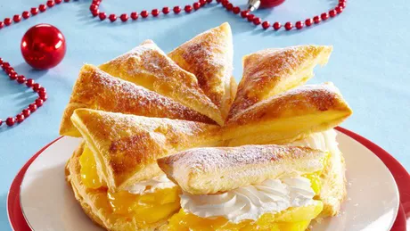 Dacă îţi plac prăjiturile cu fructe şi frişcă te poţi inspira din această reţetă - Foietaj cu mango şi frişcă