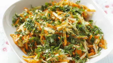 Salată de ţelină cu morcov şi pătrunjel