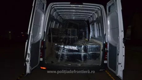 Microbuze cu țigări de contrabandă în valoare de 190 de mii de lei descoperite în municipiul Iași