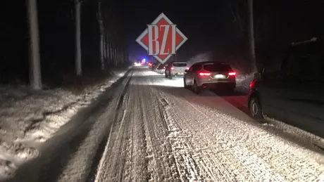 Drumul din localitatea ieșeană Voinești capcană pentru șoferi. Gheața și zăpada au acaparat carosabilul