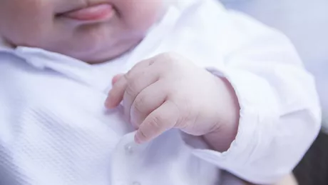 O mămică din Suceava a ajuns la capătul puterilor. Deși bebelușul său de cinci luni e posibil să fie infectat cu COVID-19 medicii o ignoră