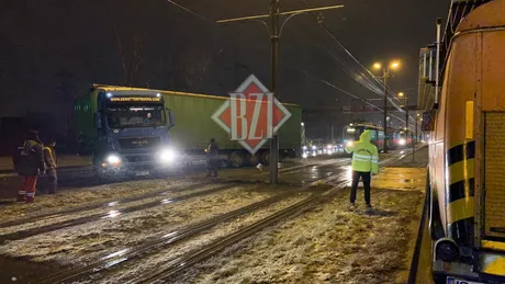 EXCLUSIV Un TIR a intrat în plin într-un stâlp. Circulaţia tramvaielor blocată pe Calea Chişinăului - Galerie Foto