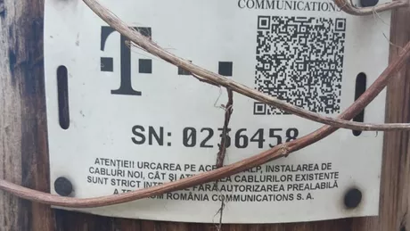 Scandalos. Compania Telekom a lăsat un stâlp să cadă după vântul puternic din Iaşi. Pericol pentru pietoni - Galerie Foto