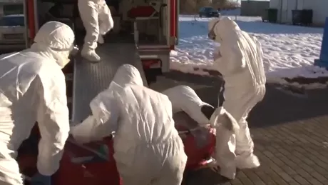 Incredibil Femeia suspectă de infecție cu coronavirus scăpată pe asfalt de echipajul medical - Video