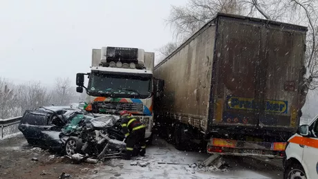 Accident rutier în judeţul Suceava Coliziune între două autocamioane şi un autoturism