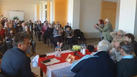 Cu lacrimi în ochi bătrânii unui cămin din Iași au primit o vizită mult așteptată Reacția lor i-a măgulit pe toți cei prezenți - FOTO