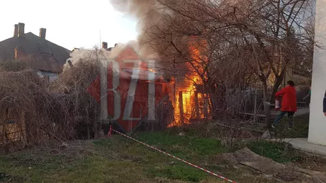 LIVE VIDEO - Exclusiv Incendiu izbucnit la o locuinţă din apropierea Spitalului Sfânta Maria din Iaşi - FOTO UPDATE