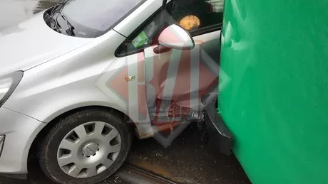 Exclusiv Accident rutier în Piaţa Unirii Un tramvai a intrat în plin într-o maşină - FOTO VIDEO