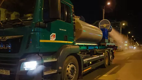 Dezinfectarea străzilor din Iași cu substanțe biocide continuă și în această seară