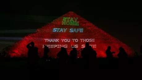 Mesaj dedicat luptei împotriva coronavirusului proiectat pe Marea Piramidă din Giza