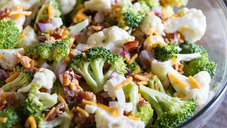 Salată de conopidă cu broccoli