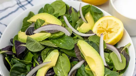 Ingrediente pentru salata de spanac cu avocado