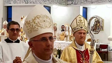 Dublă sărbătoare cu însemnătate simbolică uriașă pentru credincioșii catolici din Iași. În prim-plan sunt PS Petru Gherghel și PS Iosif Păuleț