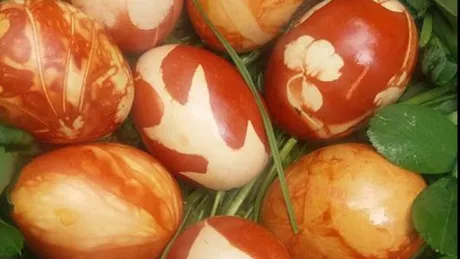 Cum se vopsesc tradiționalele ouă cu coji de ceapă sau frunze de pătrunjel mărar