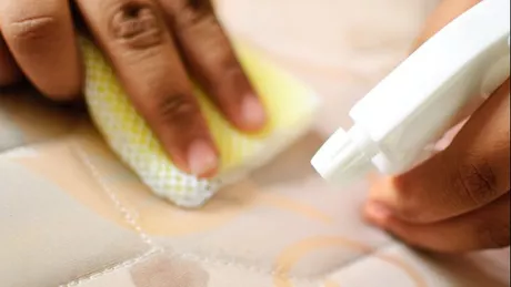 Cum cureți petele de pe saltea fără detergent special