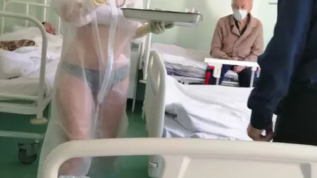 Asistentă medicală în bikini şi sutien în faţa pacienţilor cu COVID-19