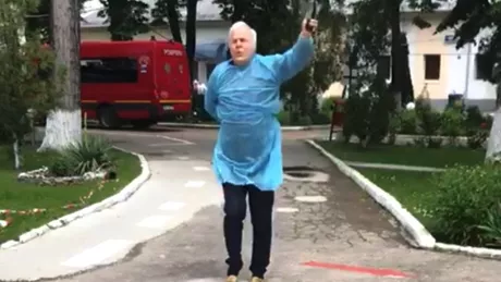 Un bătrân care s-a vindecat de COVID-19 a dansat de bucurie în curtea spitalului. Bărbatul are o poveste emoționantă de viață - Video