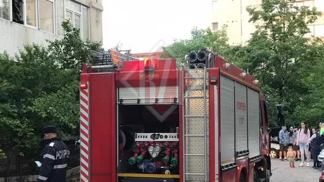 Incendiu la un bloc din Iași. O persoană se afla în locuința care a fost acaparată de flăcări - Live Video Galerie Foto