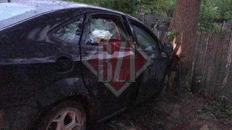 Exclusiv Impact devastator la Iași. Un autoturism a intrat într-un copac. Sunt mai mult victime - Galerie Foto Video