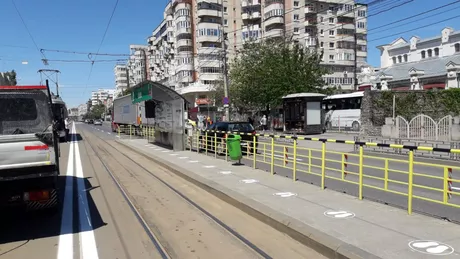 Soluția inedită găsită de Primăria Iași pentru respectarea distanțării sociale în stațiile de autobuz și tramvai - FOTO