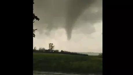 Tornadă surprinsă pe drumul dintre Botoşani şi Dorohoi - VIDEO