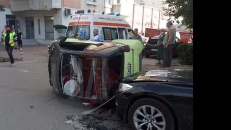 Accident rutier în municipiul Iaşi O maşină s-a răsturnat după un impact puternic