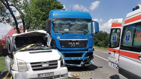 Accident rutier mortal în Iaşi O persoană a decedat în urma impactului dintre o dubiţă şi un camion EXCLUSIV - FOTOVIDEO