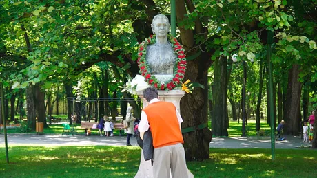 Mihai Eminescu comemorat în Parcul Copou S-au împlinit 131 de ani de la moartea Poetului Naţional - LIVE VIDEO