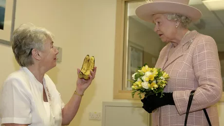 Obiceiul Reginei Angliei de a mânca banane. Care este motivul
