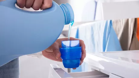Care detergent e mai eficient împotriva petelor cel solid sau cel lichid