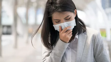 Purtarea unei masti si distanta sociala pot preveni un al doilea val de Covid-19