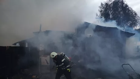Incendiu puternic în judeţul Bacău. S-au înregistrat patru victime cu arsuri grave - FOTO UPDATE