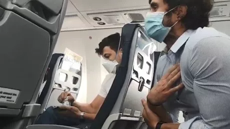 A refuzat să poarte mască de protecție și a fost dat jos din avion