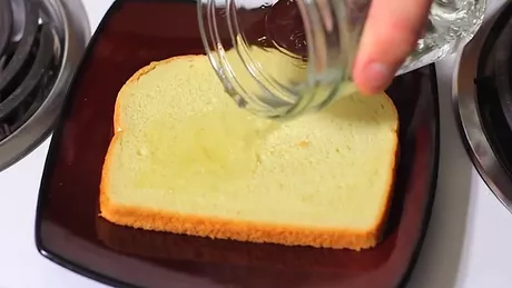 Ce se întâmplă dacă picuri un pic oțet pe o felie de pâine