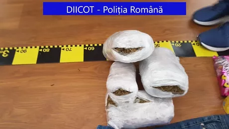 Bărbat reţinut după ce a fost prins imediat după ce a primit un kilogram de cannabis într-un colet din Spania