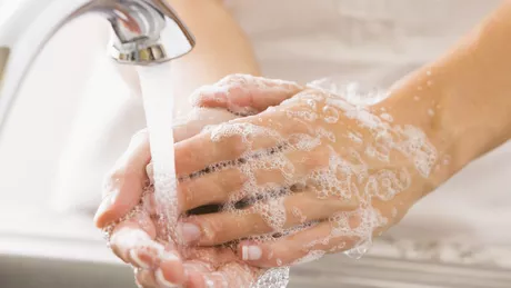 De ce trebuie să te speli cu apă caldă și săpun pe mâini