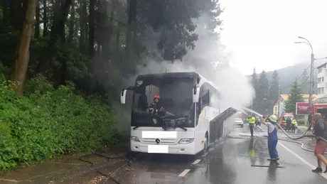 Accident rutier grav pe DN1 Un autocar cu zeci de oameni la bord a luat foc