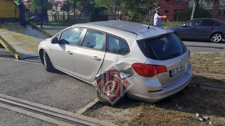 Accidentele rutiere în lanț în Iași. Un tramvai a intrat în plin într-un autoturism Exclusiv - Galerie Foto