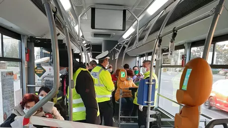 Haos în transportul public din Iași. Călătorii inconștienți se înghesuie în autobuze și tramvaie fără măști de protecție. Polițiștii locali intervin în mijloacele de transport și vor împărți măști ieșenilor