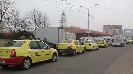 Lovitură pentru taximetriștii din Iași Prețul autorizațiilor de taxi vândute pe piața neagră din Iași s-a prăbușit la jumătate într-un singur an. Firmele de ride-sharing Uber Yango sau Bolt iau clienții firmelor de taximetrie