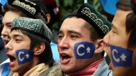 SUA sancționează furnizori chinezi pentru exploatarea uigurilor
