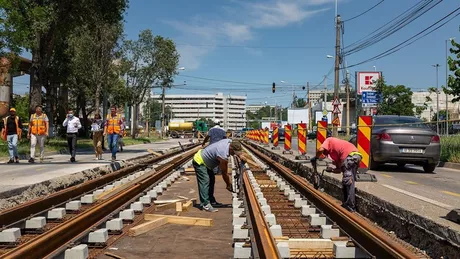 Se montează noile linii de tramvai pe bulevardul Tudor Vladimirescu. Când se finalizează lucrările de modernizare a infrastructurii de tramvai din Iași