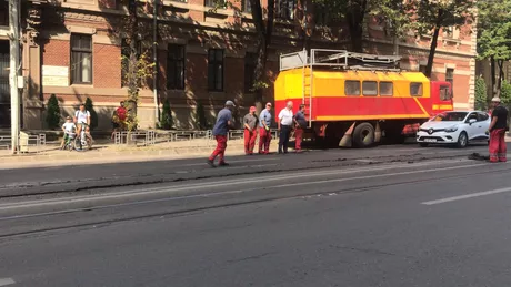 Un tramvai CTP a deraiat la Iaşi S-au format cozi uriașe în Piaţa Unirii - FOTO VIDEO