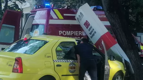 Accident rutier pe strada Lascăr Catargi. Au fost implicate un taxi şi o ambulanţă SMURD EXCLUSIV FOTO LIVE VIDEO