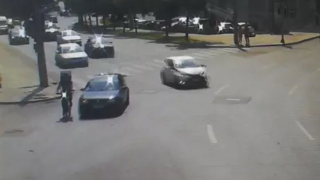 Accident rutier pe Bulevardul Independenţei. Un biciclist a fost acroşat de un autotuturism - Exclusiv - VIDEO