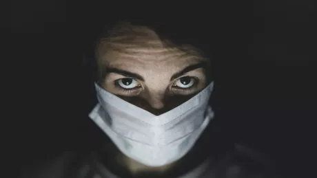 Un hoţ cu mască chirurgicală a dat mai multe spargeri în Franţa. Românul De unde știți că am fost eu
