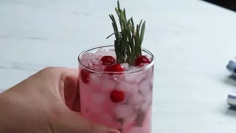 Cocktail cu merişoare şi rozmarin - Băutură răcoritoare fără alcool