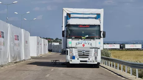 Incredibil Nicio regulă cu spitalul mobil de la Leţcani. Containerele au fost descărcate în drum şi abandonate de firma turca SDI Global. Maricel Popa preşedintele Consiliului Judeţean Iaşi a plecat în concediu - FOTO