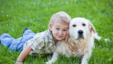 Câinii de companie pot îmbunătăți dezvoltarea socio-emoțională a copiilor